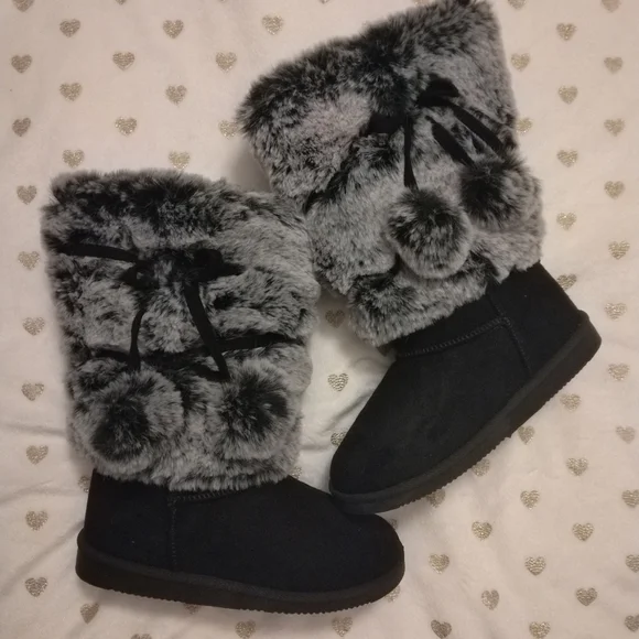 🔥3/$70 🎉S-HP🎉 *NWOT* FabKids Girl's Faux Fur Black and Gray Boots - Picture 7 of 8